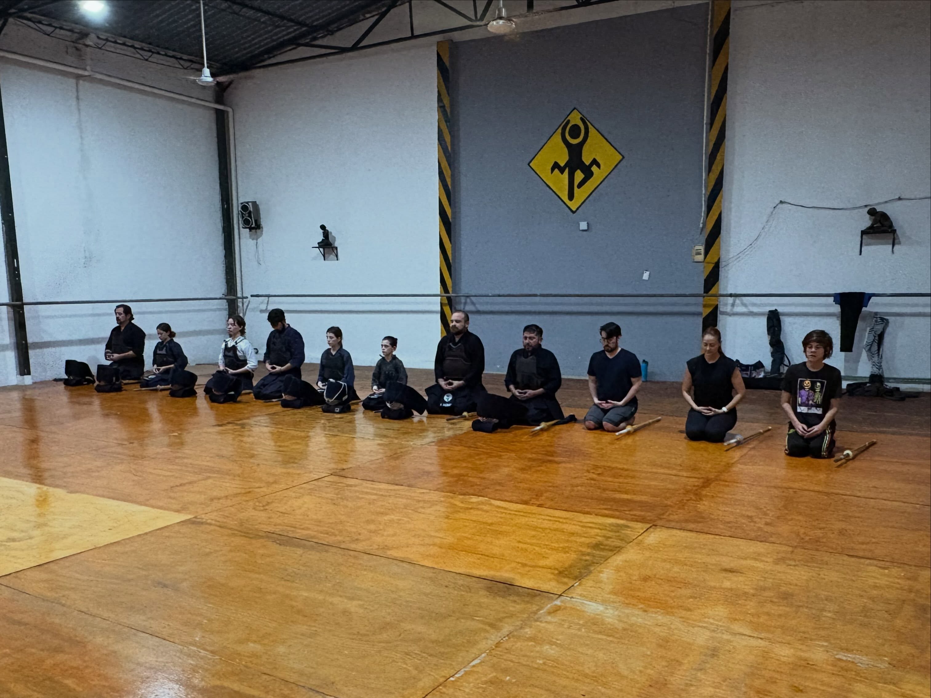 Practicantes en seiza antes del entrenamiento
