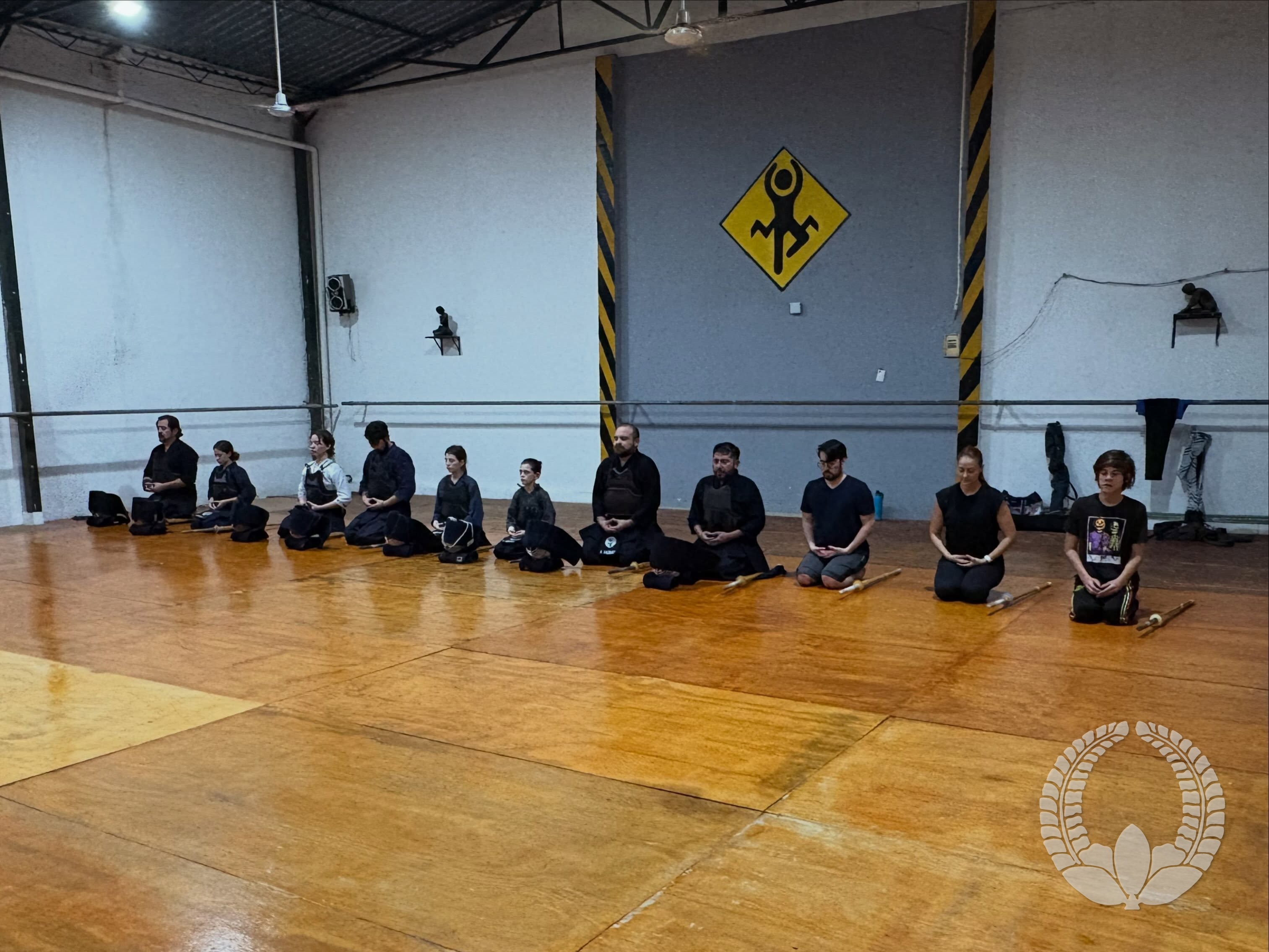 Practicantes en seiza antes del entrenamiento