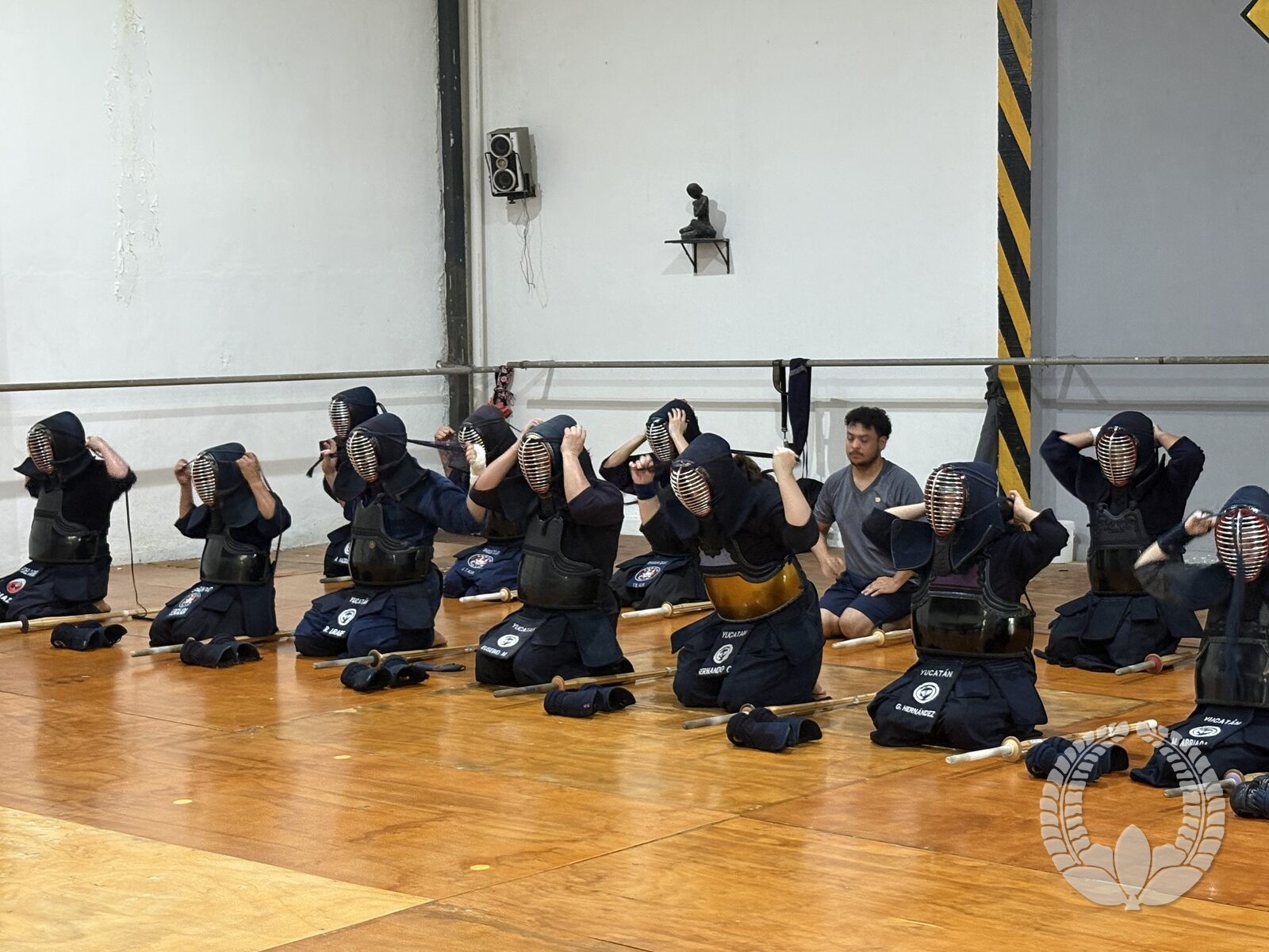 Grupo colocándose el men antes del entrenamiento