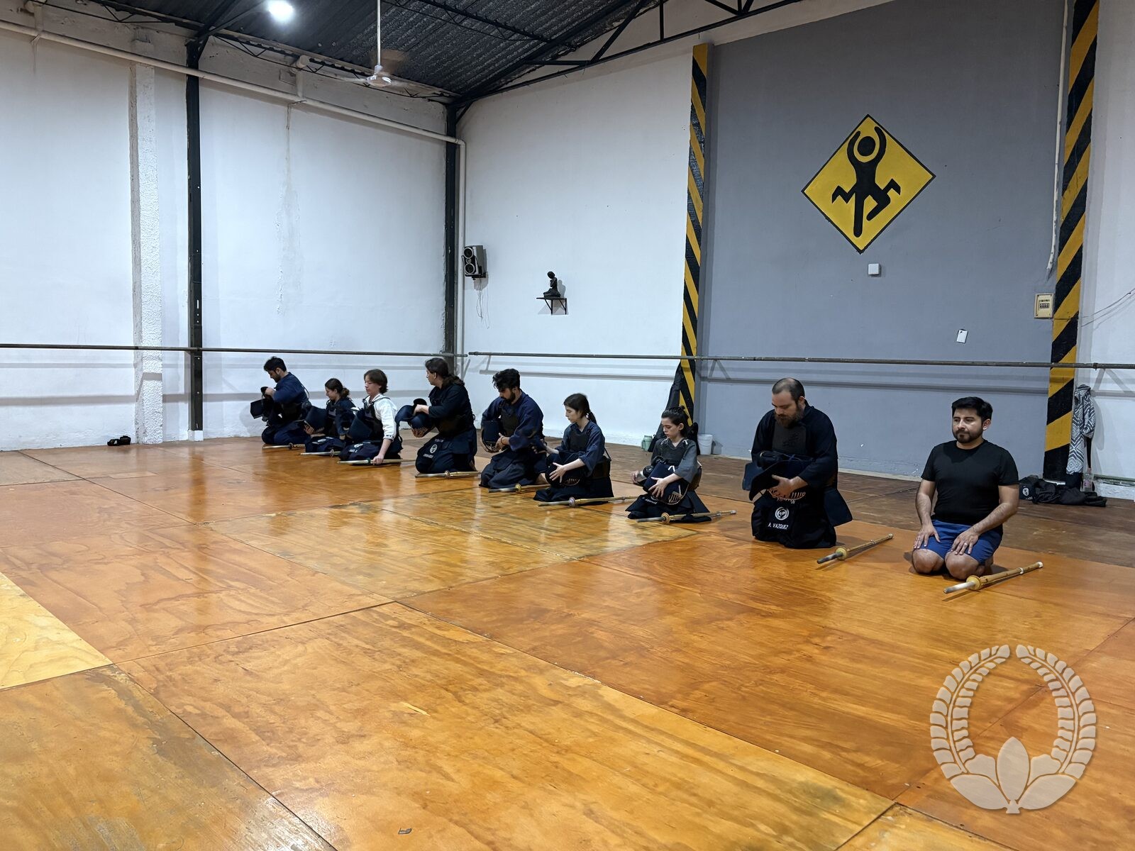 Alumnos en seiza al cierre del entrenamiento